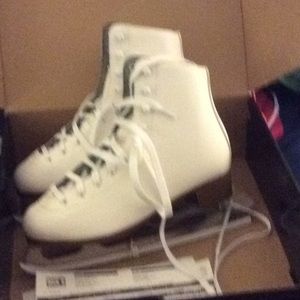 Women’s traditional figure skates Sz 8.